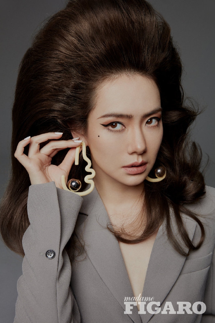 戚薇时尚杂志大片曝光 复古爆炸头搭金属风耳环又美又飒