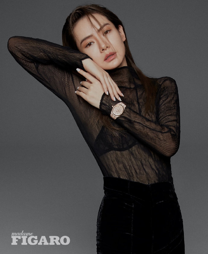 戚薇时尚杂志大片曝光 复古爆炸头搭金属风耳环又美又飒