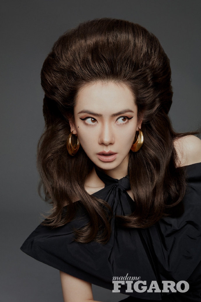 戚薇时尚杂志大片曝光 复古爆炸头搭金属风耳环又美又飒