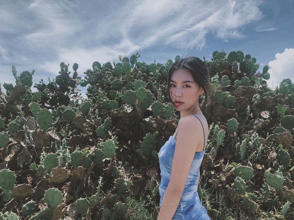 高以翔女友摘定情戒指 草丛中拍写真浪漫唯美