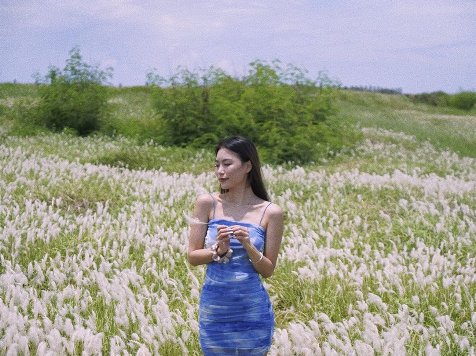 高以翔女友摘定情戒指 草丛中拍写真浪漫唯美