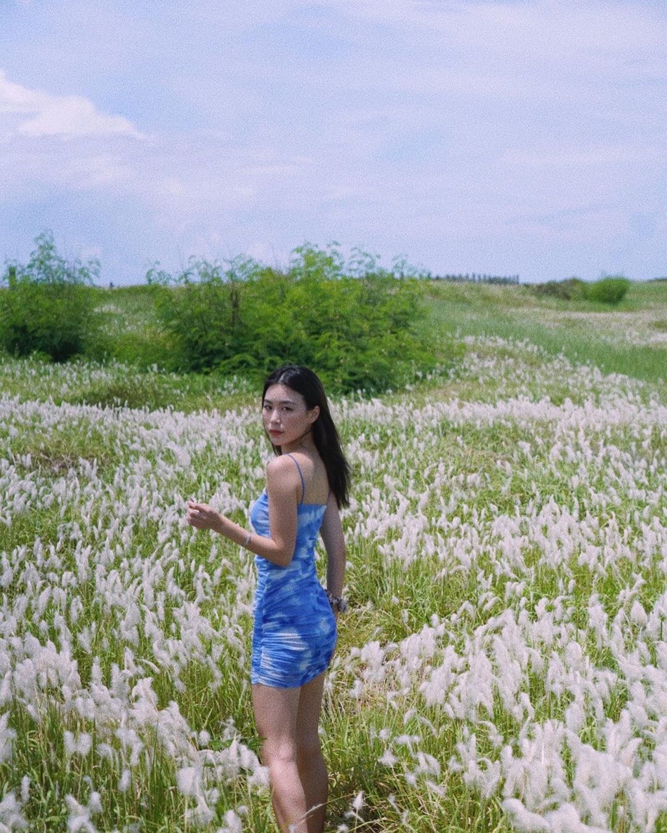 高以翔女友摘定情戒指 草丛中拍写真浪漫唯美