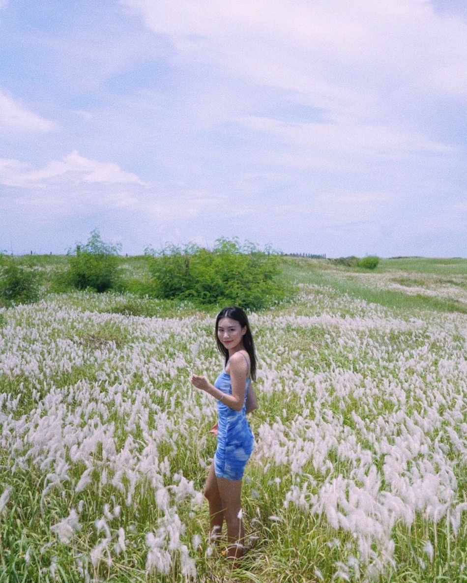 高以翔女友摘定情戒指 草丛中拍写真浪漫唯美