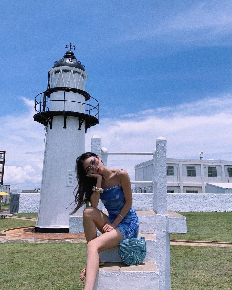 高以翔女友摘定情戒指 草丛中拍写真浪漫唯美