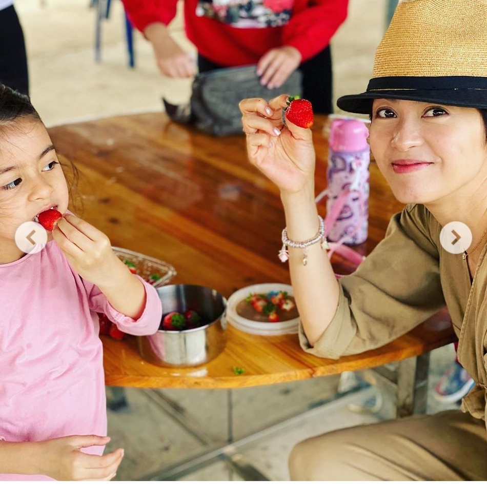 梁咏琪带女儿回归大自然摘草莓 母女互动画面超温馨