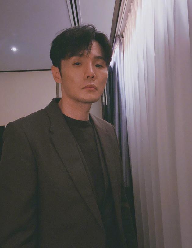 新歌歌词一直重复“呵呵”惹争议 李荣浩发文解释