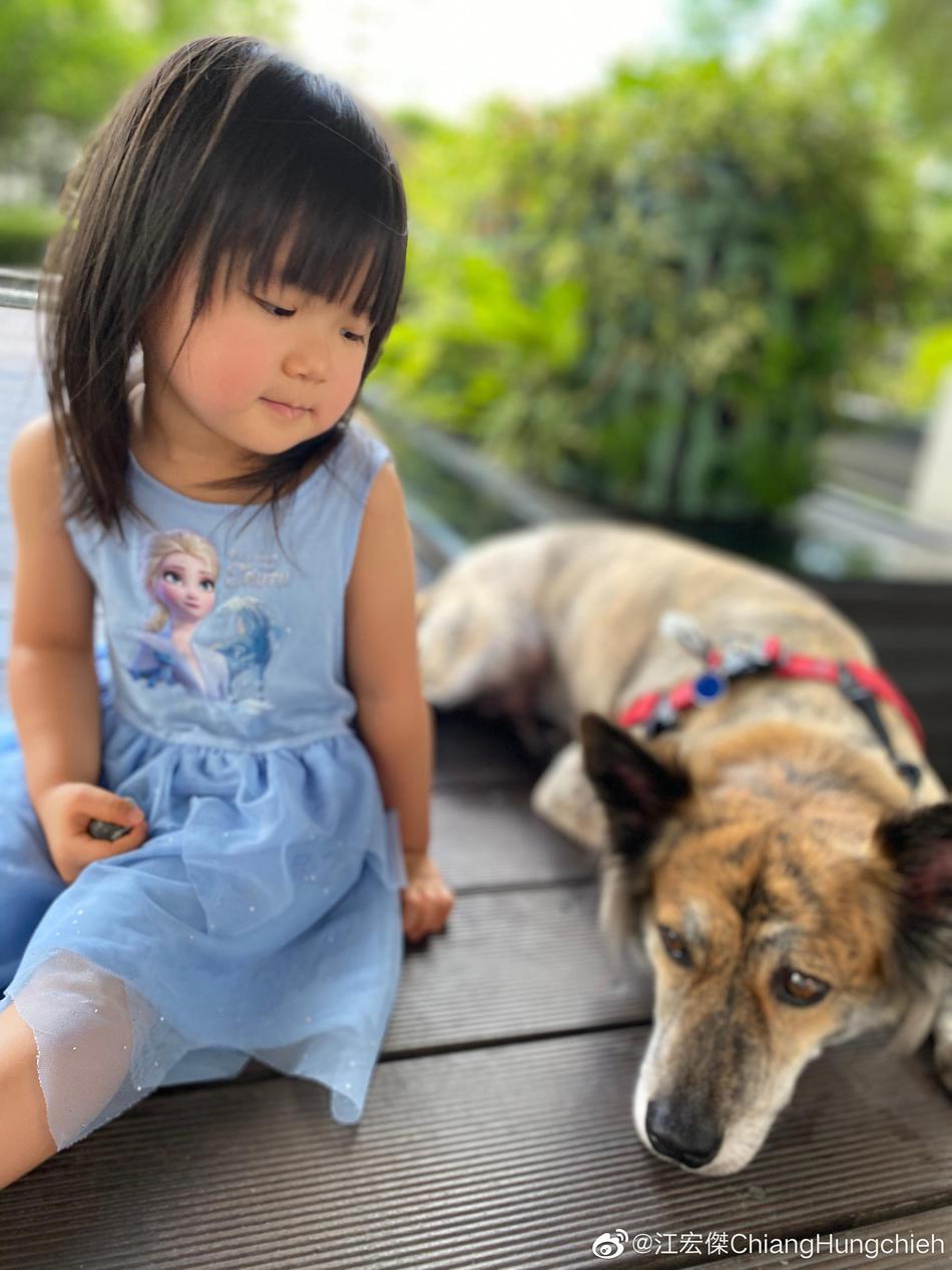 江宏杰感慨女儿瞬间长大 小小爱近照像极了福原爱