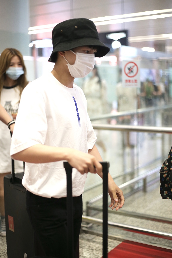 周深黑白配造型低调现身 简约不失时尚获粉丝追随人气高