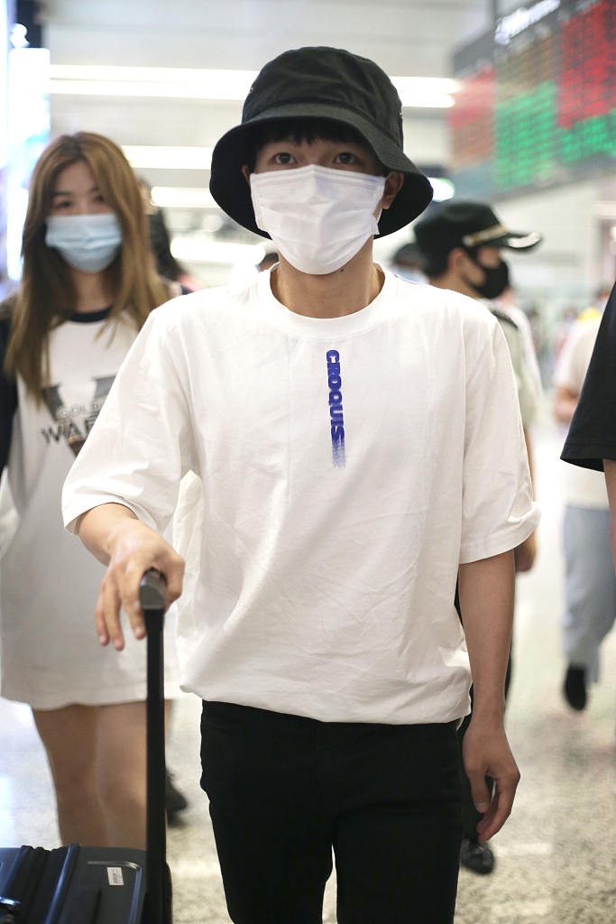 周深黑白配造型低调现身 简约不失时尚获粉丝追随人气高