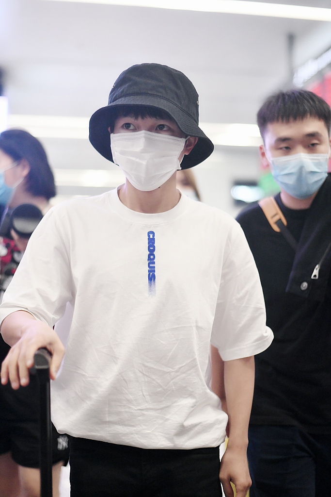 周深黑白配造型低调现身 简约不失时尚获粉丝追随人气高