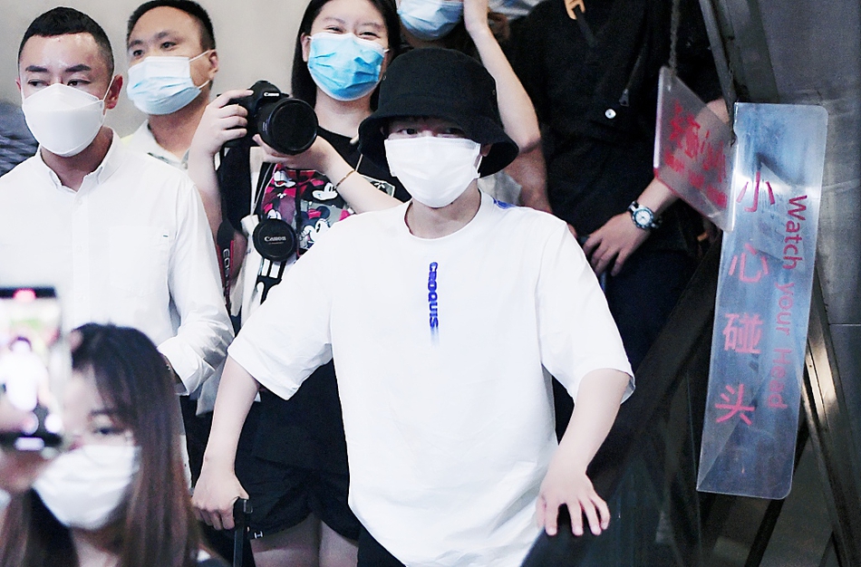 周深黑白配造型低调现身 简约不失时尚获粉丝追随人气高