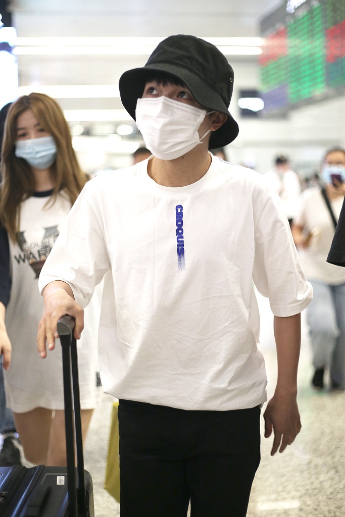 周深黑白配造型低调现身 简约不失时尚获粉丝追随人气高