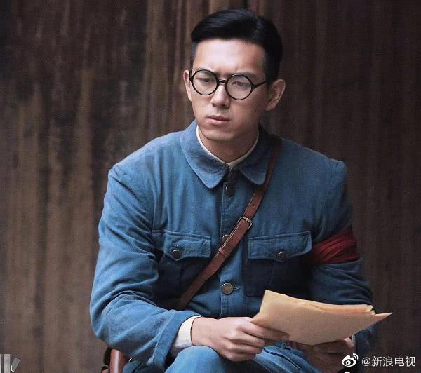 李现新剧民国造型剧照曝光 穿戎装正气凛然目光坚定