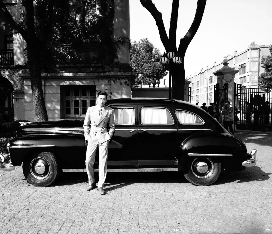 李现新剧民国造型剧照曝光 穿戎装正气凛然目光坚定