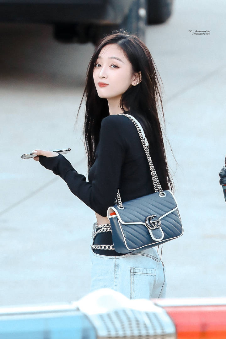 吴宣仪最新路透曝光 长发披肩气质清冷