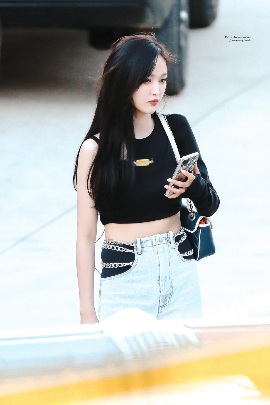 吴宣仪最新路透曝光 长发披肩气质清冷