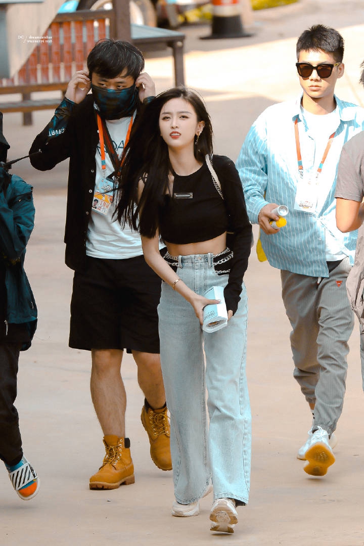 吴宣仪最新路透曝光 长发披肩气质清冷