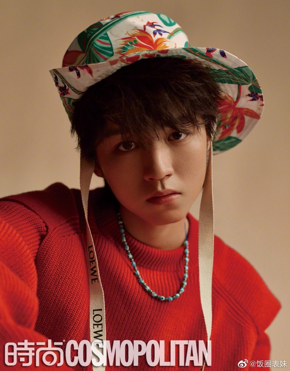 王俊凯拍摄黑白风格时尚大片 空气狼尾头少年感十足