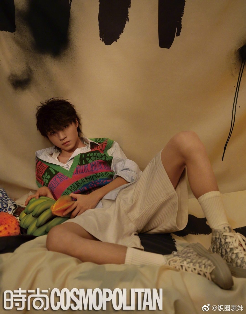 王俊凯拍摄黑白风格时尚大片 空气狼尾头少年感十足