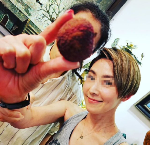 袁咏仪素颜与好友合照 拿荔枝遮脸甜笑超自信