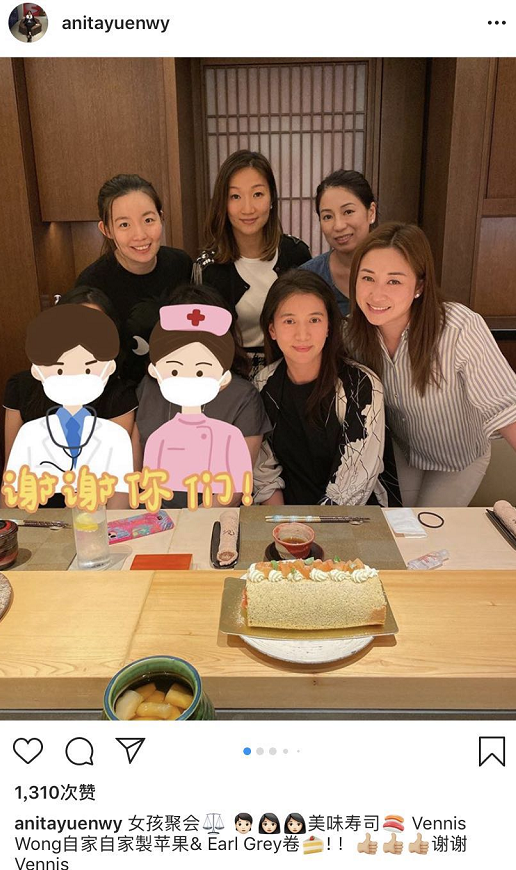 袁咏仪素颜与好友合照 拿荔枝遮脸甜笑超自信