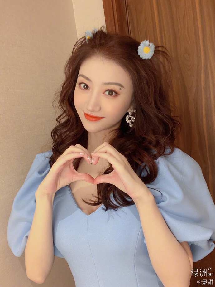 景甜穿泡泡袖V领裙优雅精致 戴小雏菊头饰甜美吸睛