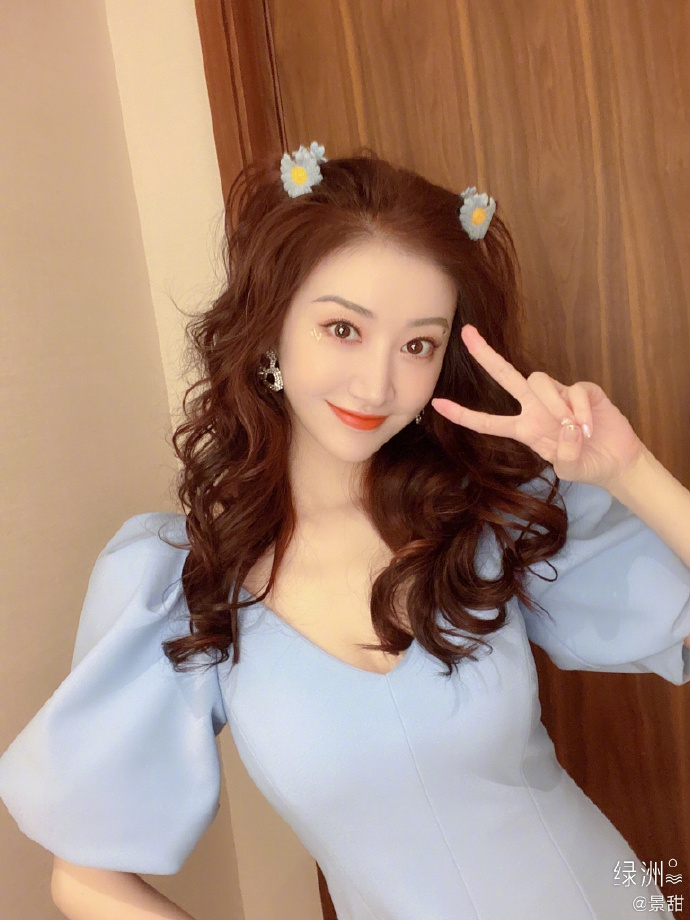 景甜穿泡泡袖V领裙优雅精致 戴小雏菊头饰甜美吸睛