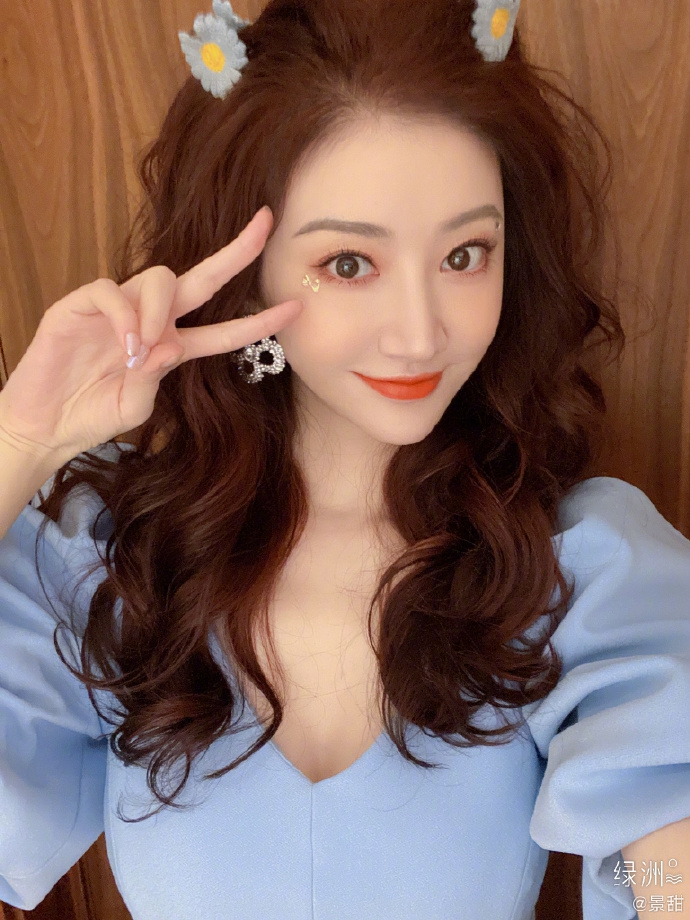 景甜穿泡泡袖V领裙优雅精致 戴小雏菊头饰甜美吸睛