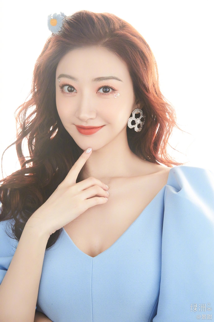 景甜穿泡泡袖V领裙优雅精致 戴小雏菊头饰甜美吸睛