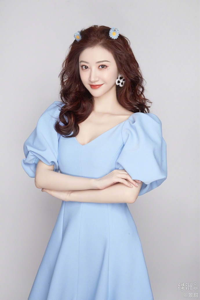 景甜穿泡泡袖V领裙优雅精致 戴小雏菊头饰甜美吸睛