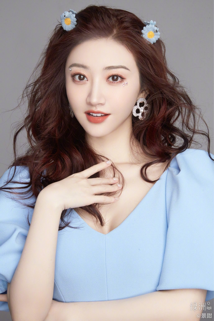 景甜穿泡泡袖V领裙优雅精致 戴小雏菊头饰甜美吸睛