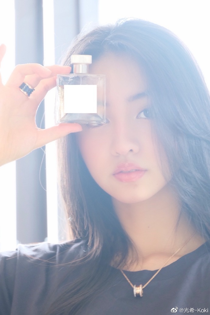 木村光希午后与爱犬玩耍 穿灰T搭绿色牛仔裤轻松随性