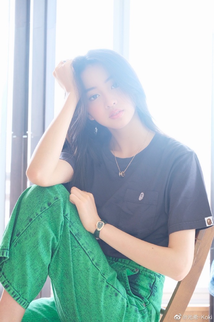 木村光希午后与爱犬玩耍 穿灰T搭绿色牛仔裤轻松随性