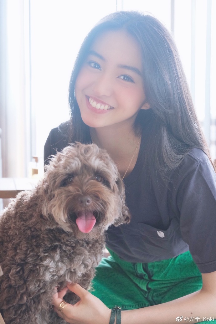 木村光希午后与爱犬玩耍 穿灰T搭绿色牛仔裤轻松随性