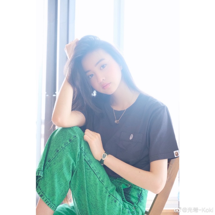 木村光希午后与爱犬玩耍 穿灰T搭绿色牛仔裤轻松随性