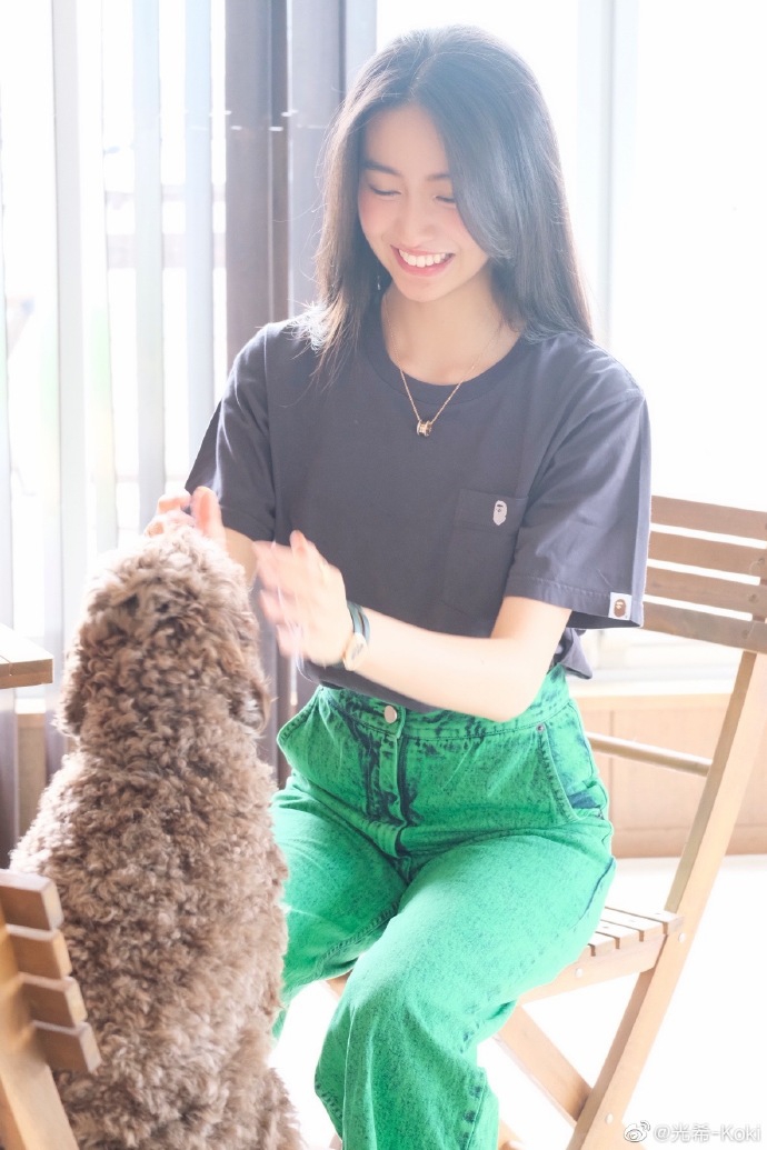 木村光希午后与爱犬玩耍 穿灰T搭绿色牛仔裤轻松随性
