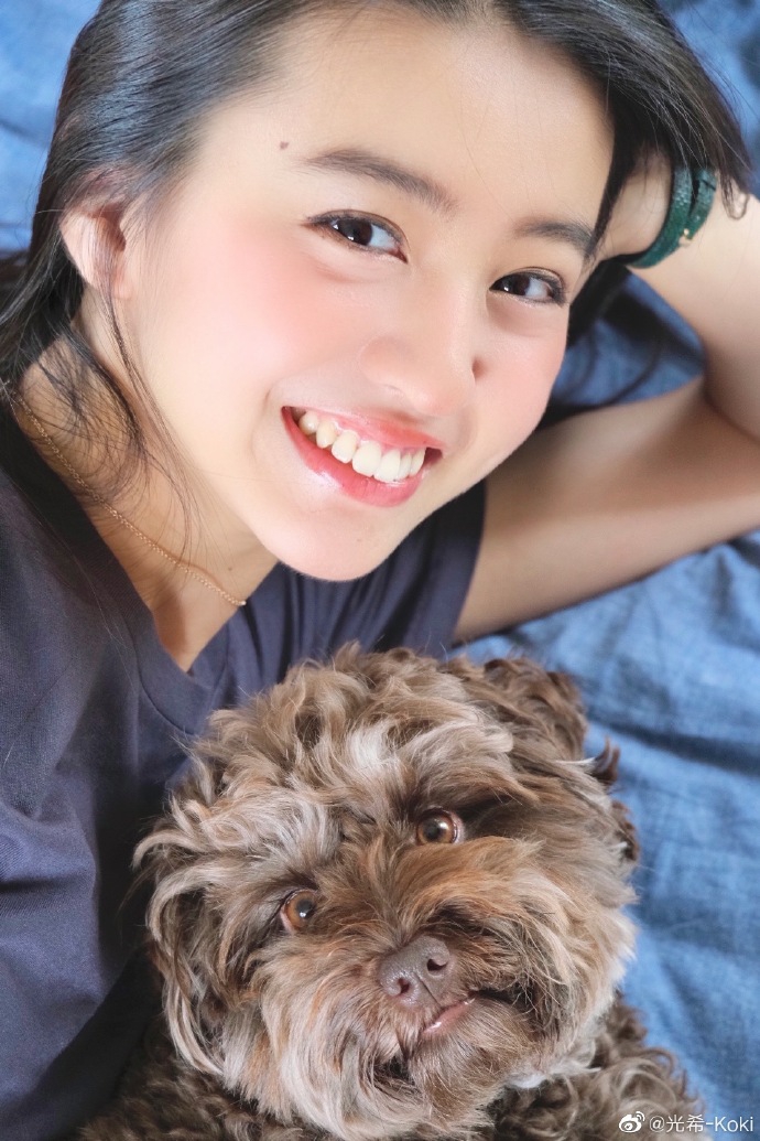 木村光希午后与爱犬玩耍 穿灰T搭绿色牛仔裤轻松随性