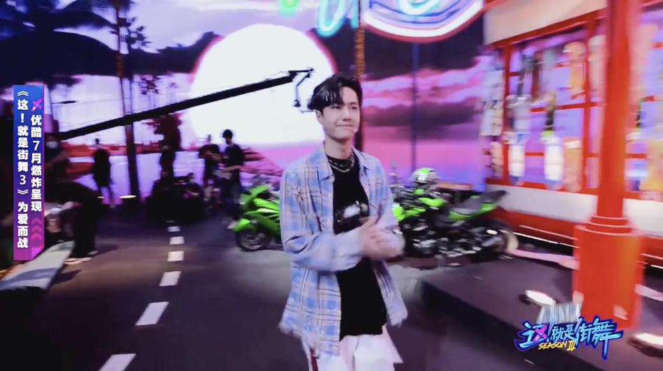 王一博挑染帅气绿发 带选手热身大过舞瘾