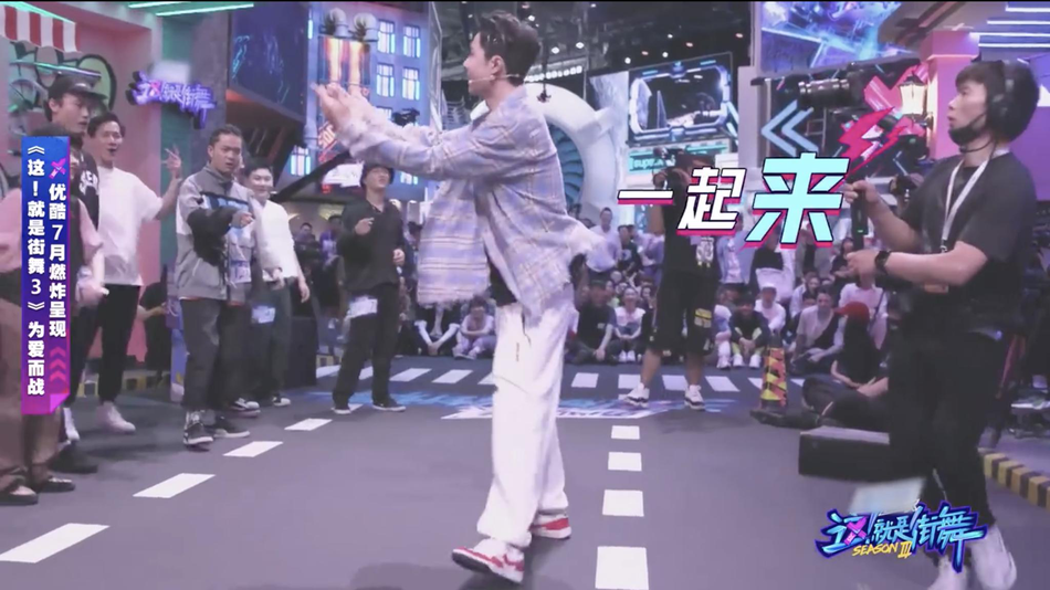 王一博挑染帅气绿发 带选手热身大过舞瘾