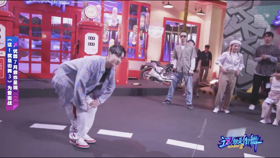 王一博挑染帅气绿发 带选手热身大过舞瘾