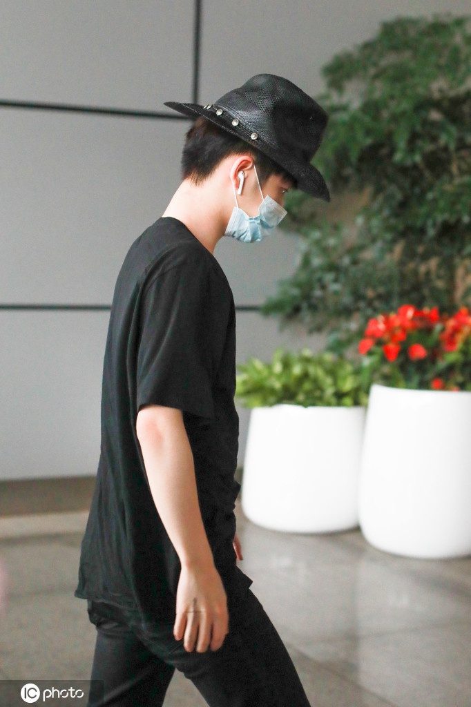 周震南全黑look亮相帅气难挡 戴礼帽潮感爆棚