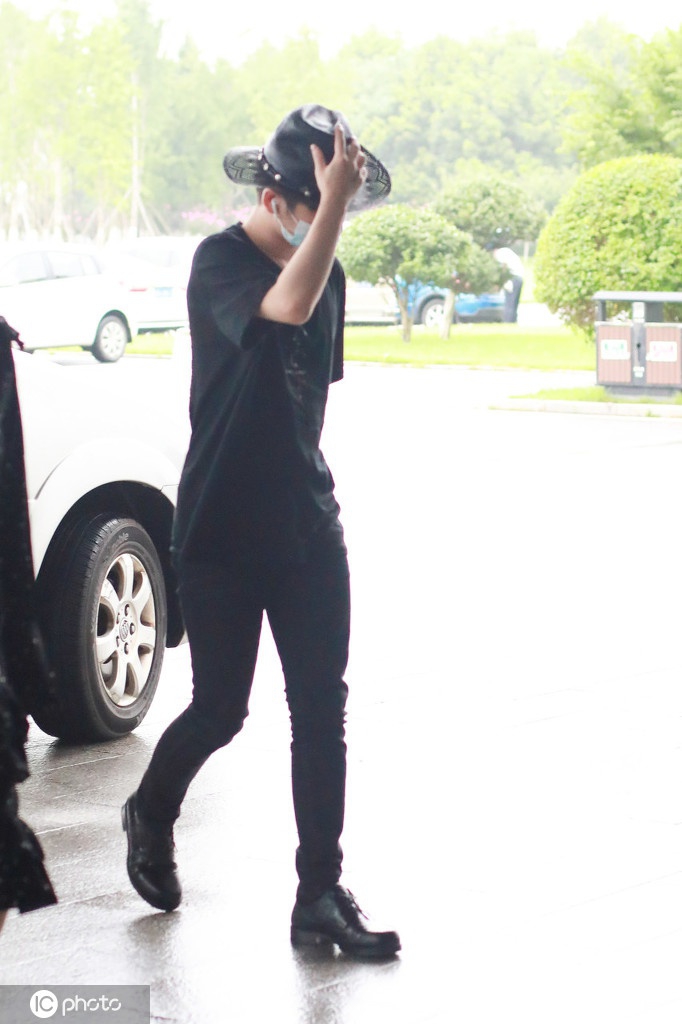 周震南全黑look亮相帅气难挡 戴礼帽潮感爆棚