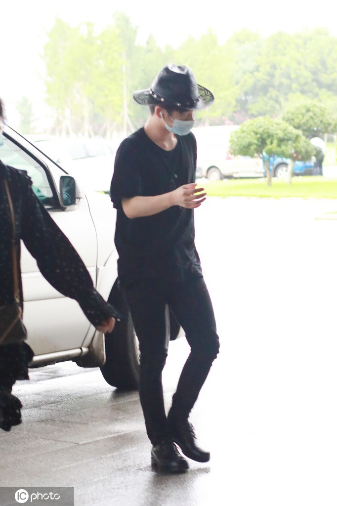 周震南全黑look亮相帅气难挡 戴礼帽潮感爆棚