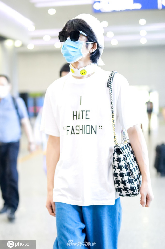 井柏然戴贝雷帽潮范儿十足 获粉丝送花人气旺