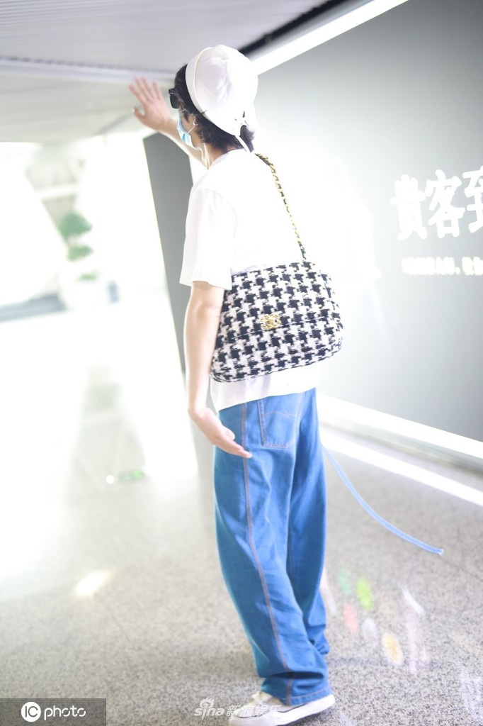 井柏然戴贝雷帽潮范儿十足 获粉丝送花人气旺