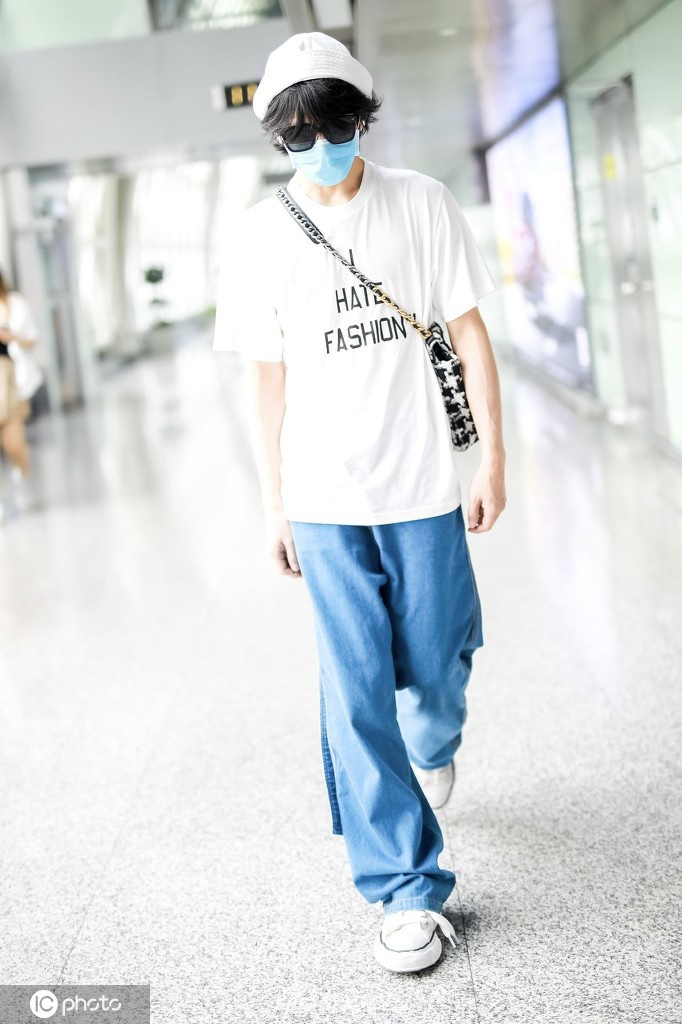 井柏然戴贝雷帽潮范儿十足 获粉丝送花人气旺