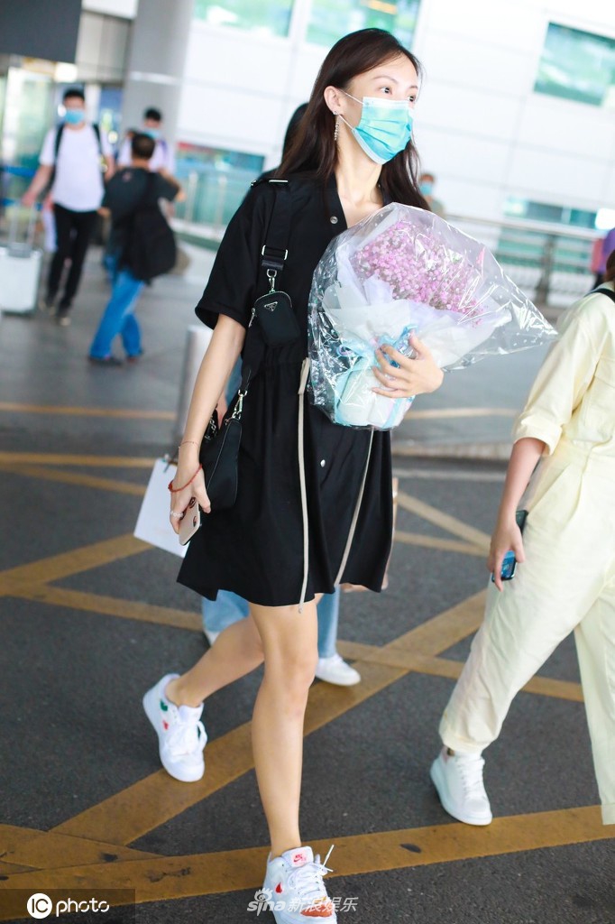 金晨获赠满天星花束人气旺 笑眼弯弯令人如沐春风