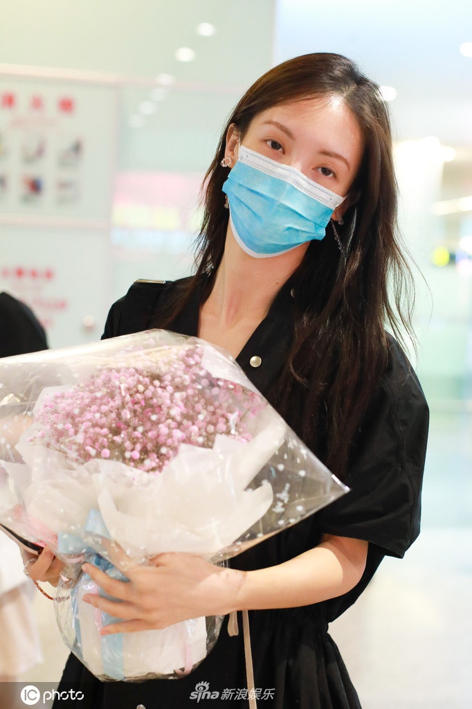金晨获赠满天星花束人气旺 笑眼弯弯令人如沐春风