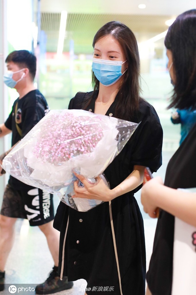 金晨获赠满天星花束人气旺 笑眼弯弯令人如沐春风