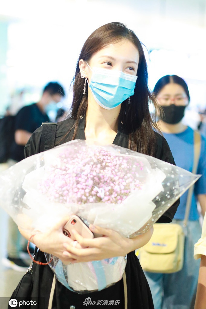 金晨获赠满天星花束人气旺 笑眼弯弯令人如沐春风